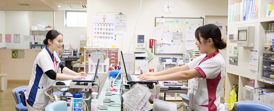 ナースステーションで働くスタッフ